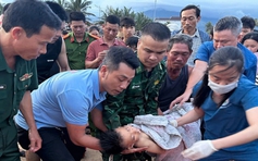 Người đàn ông lao ra biển cứu thành công cháu bé bị đuối nước