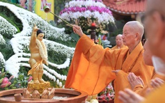 Nghi thức tắm Phật: Hòa thượng Thích Lệ Trang nói về ý nghĩa 3 gáo nước