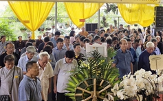 Dòng người tiễn biệt ni trưởng Thích Đàm Chính tại chùa Tiêu Sơn