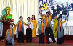 TP.HCM: Hàng trăm người lao động phường Bình Phú thi hát, nhận quà