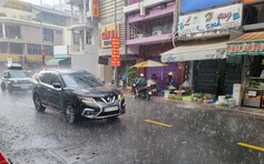 Sáng nay, TP.HCM mưa lớn đúng giờ đi làm
