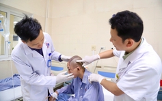 Điều trị khối u ác gây biến dạng vùng mặt cậu bé 16 tuổi