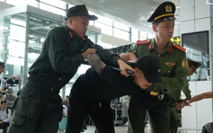 Cận cảnh pha khống chế đối tượng phá rối 'siêu' gay cấn tại sân bay Nội Bài