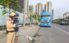 Container đỗ xe chiếm hết làn đường cho xe máy: CSGT TP.HCM ra quân xử lý
