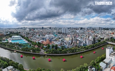 TP.HCM rực rỡ mùa Phật đản: 7 đóa sen khổng lồ 'bừng sáng' trên kênh Nhiêu Lộc