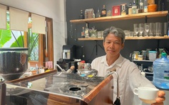 Xem tranh Nam bộ, khách bất ngờ được họa sĩ pha cà phê mời tận tay