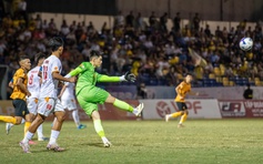 Vòng xoáy trụ hạng V-League bùng nổ: HAGL mất ăn mất ngủ cùng 4 cái tên nào?