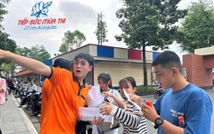 Tình nguyện viên hóa shipper, chạy nước rút hỗ trợ thí sinh