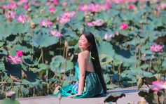 Thiếu nữ diện cổ phục, áo yếm thả dáng bên hồ sen rộng 1 ha đẹp như tranh