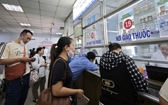 Bảo hiểm y tế và gánh nặng 'tự mua thuốc ngoài'