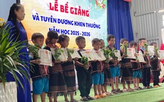 Bế giảng đặc biệt: Học sinh vùng cao Đà Nẵng nhận thưởng bằng sâm giống Ngọc Linh