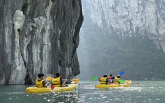 Dịp lễ 30.4 - 1.5: Chèo kayak, lách qua hang đá khám phá vịnh Hạ Long