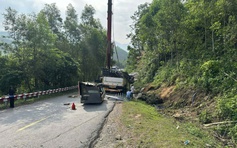 Lật xe ô tô tải dưới chân đèo Violak, 2 người tử vong trong đêm