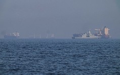 Mỹ bắt đầu giải tỏa tàu thuyền khỏi eo biển Hormuz