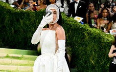 Nicole Kidman bị chế giễu, Katy Perry diện style robot tại Met Gala