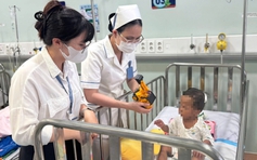 Bé trai 2 tuổi ở TP.HCM bị bạo hành dã man: Mẹ ruột, người tình khai gì?