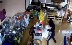 Nhóm thanh niên mang hung khí lao vào quán tấn công khiến 1 người tử vong