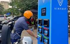 Liên tục triển khai tủ đổi pin, VinFast quyết giữ 'ngôi vương' xe máy điện