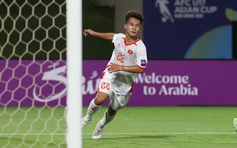 U.17 Việt Nam càng đá càng giống... U.23: HLV Kim Sang-sik tặng áo 'phù thủy' cho Roland