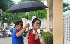Cơn mưa xối xả ngày làm thủ tục thi, hình ảnh khiến nhiều người xúc động