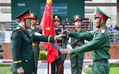 Chiến sĩ mới Trung đoàn Gia Định tuyên thệ dưới quân kỳ