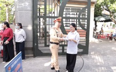 CSGT hú còi chạy xe chuyên dụng 20 km hỗ trợ thí sinh quên thẻ dự thi