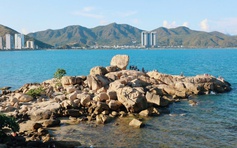 Bí ẩn bàn tay khổng lồ in sâu vào tảng đá ở Nha Trang