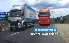 Xe container vượt ẩu ép ô tô con phải lao vào lề đường