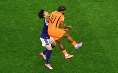 Depay gây phẫn nộ vì đánh vào mặt cầu thủ Nhật Bản, video lộ chứng cứ ‘rành rành’: VAR bị réo tên