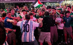 CĐV Argentina và Algeria ẩu đả, màn đấu trí giữa Messi với con trai Zidane sẽ cực nóng
