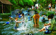 ‘Trốn nóng’ ở Suối Hoa