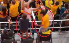 Tranh cãi khoảnh khắc CĐV Colombia bật khỏi xe lăn, nhảy cẫng ăn mừng ở World Cup