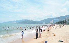 Đúng 12 giờ trưa Tết Đoan Ngọ, hàng ngàn người đổ ra biển Quy Nhơn