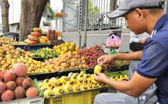 Gian hàng trái cây tuổi thơ ở TP.HCM: Người lớn tìm ký ức, trẻ nhỏ lần đầu biết
