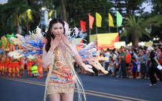Hàng ngàn người hòa mình vào lễ hội sắc màu biển đảo Quảng Ngãi