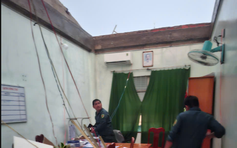 Mưa đá kèm gió giật làm tốc mái tôn UBND phường Hàm Thắng