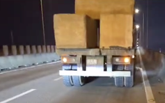 Xe gặp sự cố phải dừng trên cao tốc, tài xế vẫn bị phạt vì không đặt cảnh báo