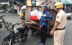 Xe máy kéo thùng rác trên đường: Nhiều người không biết có thể bị phạt