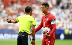 Ronaldo phớt lờ khi phóng viên nhắc đến Messi: ‘Hỏi câu khác đi’