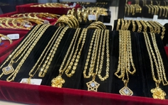 Giá vàng 'bất động' dù thế giới sắp 'thủng' đáy 4.000 USD/ounce