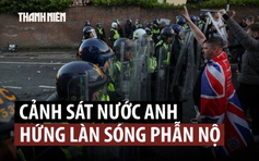 Nước Anh phẫn nộ vì cảnh sát còng tay nạn nhân bị đâm hấp hối