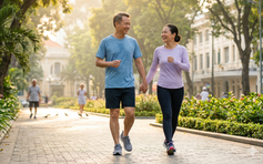Đi bộ sau bữa ăn giúp kiểm soát đường huyết và mỡ bụng ra sao?