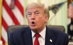 Ông Trump dọa mạnh tay nếu giá xăng không giảm