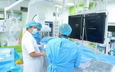 Cấp cứu người cha bị nhồi máu cơ tim khi đưa con đi chữa bệnh