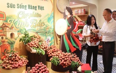 Vải thiều 'đổ bộ' phố hàng hiệu nổi tiếng nhất Hà Nội
