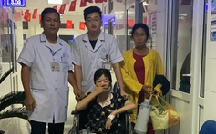 Bệnh viện điều bác sĩ và xe cứu thương đưa một thí sinh đi thi vào lớp 10