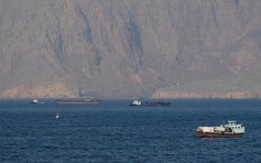 Iran đóng cửa eo biển Hormuz, bắn cảnh cáo tàu đi sai luồng