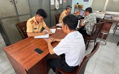 Tài xế xe khách đi ngược phần đường còn thách thức người đi đúng