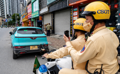 'Dừng xe' và 'đỗ xe' ở nơi có biển cấm, mức phạt khác nhau thế nào?