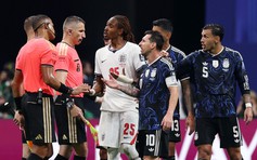 Hình ảnh không được phát trên tivi: Dàn dự bị Anh và Argentina xô xát, Messi là ‘điểm nóng’